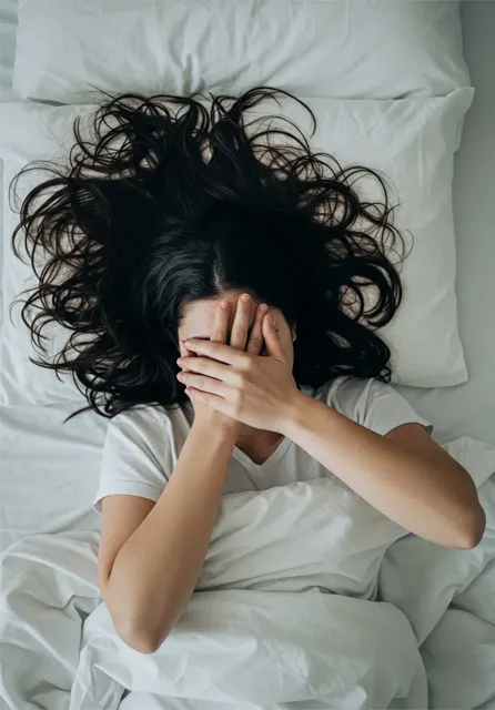 Девушка с белой горячкой в постели